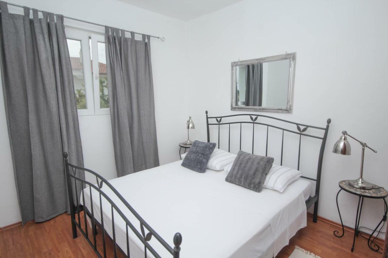 Lola'S Apartments Tribalj Екстериор снимка
